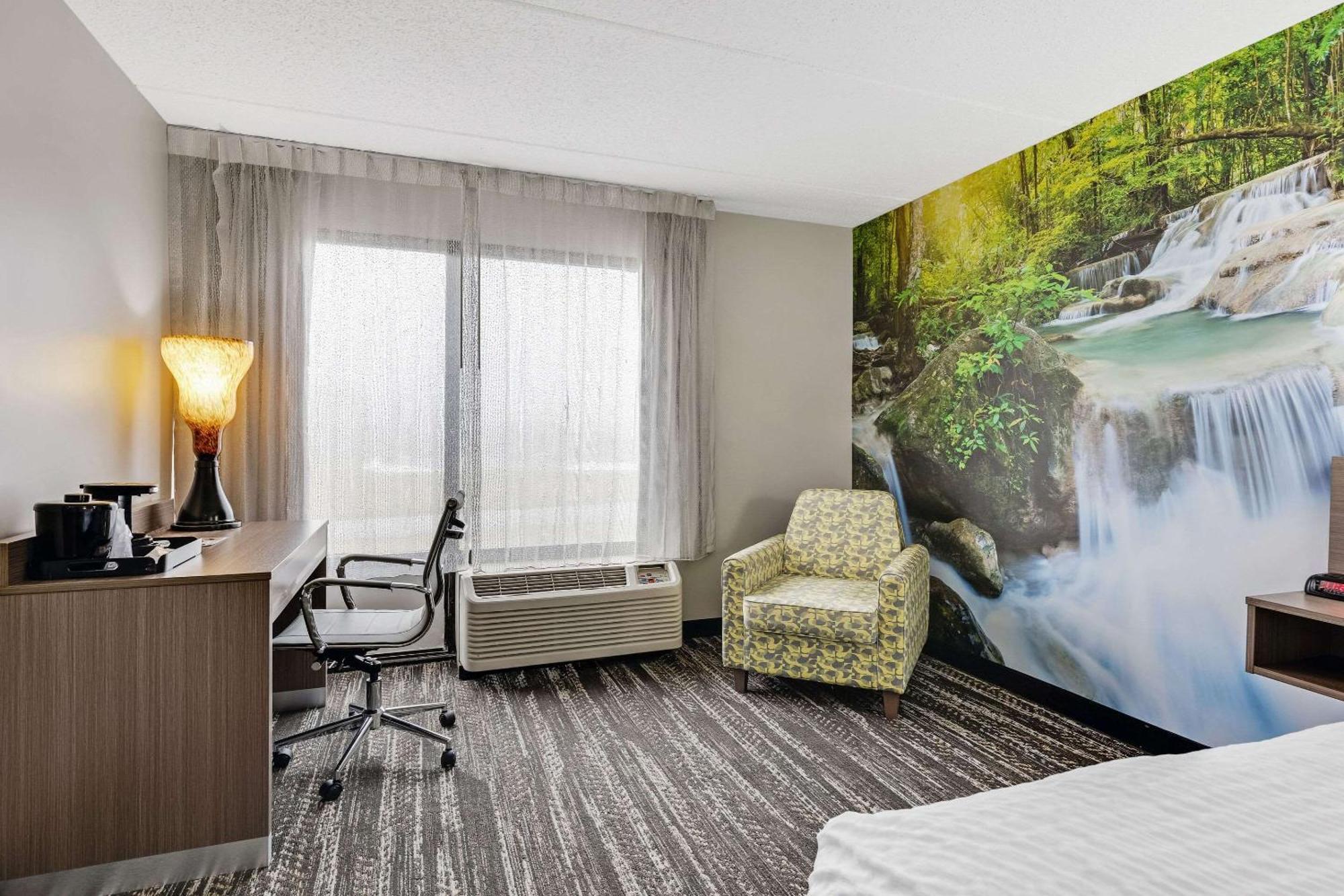 Clarion Pointe Near Erie Casino Hotel Kearsarge Buitenkant foto